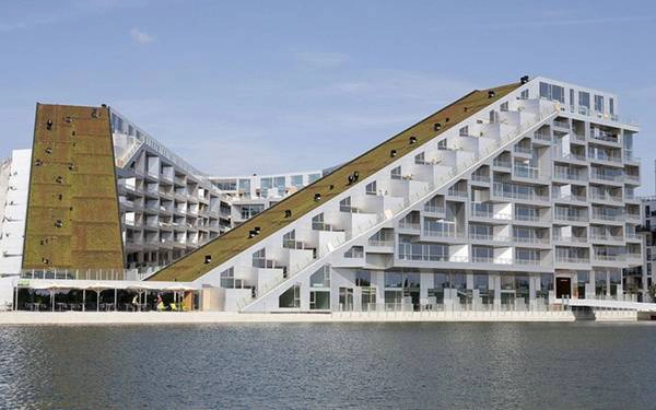 Tập đoàn Bjarke Ingels còn thiết kể cả tòa nhà đa năng 8Tallet độc đáo này. Đây là khu văn phòng và trung tâm thương mại lớn ở Copenhagen.