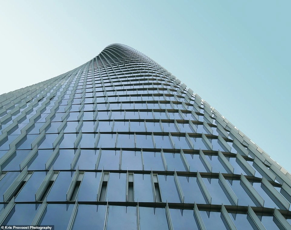 Nằm trên đường chân trời phía đông Ninh Ba, tòa nhà Ngân hàng Trung Quốc Ninh Ba là địa điểm mới nhất trong khu tài chính thành phố. Tòa tháp 50 tầng nổi bật này dần dần xoay dọc theo trục thẳng đứng bao quát khung cảnh thành phố, núi và biển xung quanh.