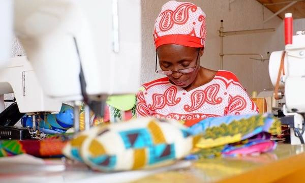 Dự án của phụ nữ Rwanda: Được thành lập năm 2007, Trung tâm Phụ nữ Nyamirambo ở thủ đô Kigali giáo dục miễn phí cho phụ nữ về mọi thứ, từ tiếng Anh đến sử dụng máy tính, cũng như thảo luận về quyền phụ nữ. Trung tâm còn bán các sản phẩm thủ công của họ và vận hành các dự án du lịch trên cơ sở cộng đồng. Trong đó có tour du lịch Kigali, giúp du khách thấu hiểu cuộc sống và những thách thức hàng ngày mà phụ nữ địa phương phải đối mặt. Ngoài ra, chương trình còn dạy may giỏ và tổ chức lớp học nấu ăn truyền thống cho du khách.