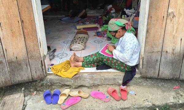 Tham quan hợp tác xã của chị Vàng Thị Mai, Việt Nam: Chị Vàng Thị Mai thành lập hợp tác xã thôn Hợp Tiến hơn 10 năm trước để giúp các nạn nhân của nạn buôn người dọc biên giới Việt Nam - Trung Quốc bị gia đình xa lánh, dạy họ quay sợi, nhuộm, dệt và may. Hợp tác xã giờ là mái ấm của hơn 100 phụ nữ, đa số là người dân tộc H’Mông và Dao. Khách du lịch có thể tới khu xưởng khi du lịch vùng núi phía bắc.