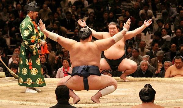 <strong>Xem thi đấu Sumo: </strong>Với 6 giải đấu mỗi năm được tổ chức khắp Tokyo, Osaka, Nagoya và Fukuoka, bạn sẽ dễ dàng được chiêm ngưỡng nét văn hóa độc đáo này của người Nhật. Ảnh: Japan-guide.com.