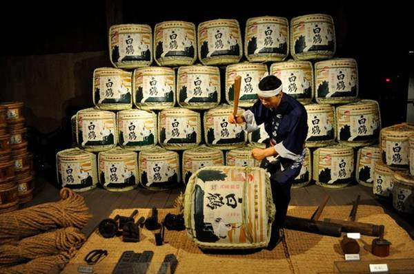 <strong>Tìm hiểu những bí mật về rượu sake: </strong>Sake có rất nhiều loại với nhiều mùi vị khác nhau. Du khách có thể khám phá nghệ thuật làm rượu sake ở huyện Nada, Kobe, nơi có tới 40 xưởng sản xuất 30% lượng rượu gạo của cả nước. Ảnh: Japannu.blogspot.