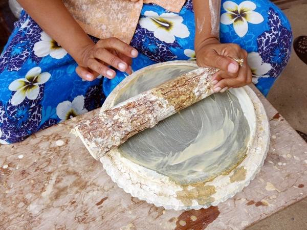 Người dân Myanmar sử dụng thanaka làm mỹ phẩm bôi lên mặt để chống nắng Người dân Myanmar sử dụng thanaka làm mỹ phẩm bôi lên mặt để chống nắng