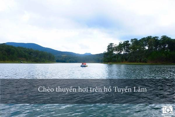 Từ trung tâm thành phố, các bạn đi theo đường Triệu Việt Vương ngay chỗ dinh III hướng về hồ Tuyền Lâm, trên đường đi bên phải sẽ thấy bảng chỉ dẫn vào khu du lịch Đường hầm đất sét, qua khỏi khu du lịch một chút bên trái là bến thuyền. Chèo thuyền phao trên hồ là trải nghiệm tuyệt vời.