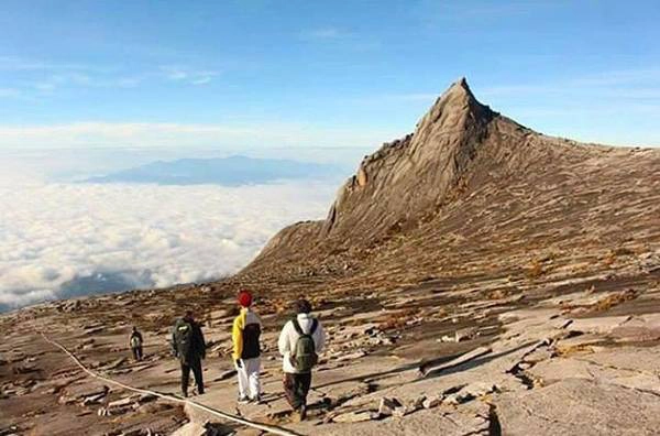 1. Chinh phục đỉnh Kinabalu ở Sabah: Kinabalu là đỉnh cao nhất của dãy Crocker Range ở Borneo, trung bình phải mất vài ngày để leo tới đỉnh. Du khách phải xin giấy phép leo núi trước hành trình do Sabah Park cấp, và số lượng giới hạn. Người Malaysia coi Kinabalu là đỉnh núi thiêng. 1. Chinh phục đỉnh Kinabalu ở Sabah: Kinabalu là đỉnh cao nhất của dãy Crocker Range ở Borneo, trung bình phải mất vài ngày để leo tới đỉnh. Du khách phải xin giấy phép leo núi trước hành trình do Sabah Park cấp, và số lượng giới hạn. Người Malaysia coi Kinabalu là đỉnh núi thiêng.