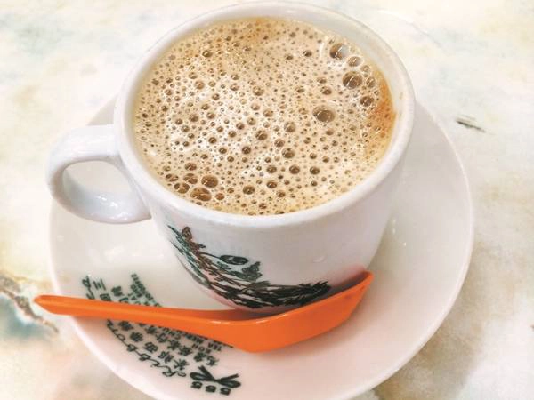 10. Thử cà phê trắng ở Ipoh, Perak: Món cà phê này được dùng làm đồ uống chính thức ở hội chợ World Expo Thượng Hải 2010. Cà phê trắng là một phần lịch sử của Malaysia. Cuối triều đại nhà Thanh, người Hải Nam đến Nan Yang với công việc hứa hẹn ở các khu mỏ thiếc, nhưng cuối cùng lại chế biến ra loại cà phê trắng mịn và nhiều bọt này. Ảnh: Expatgo. 10. Thử cà phê trắng ở Ipoh, Perak: Món cà phê này được dùng làm đồ uống chính thức ở hội chợ World Expo Thượng Hải 2010. Cà phê trắng là một phần lịch sử của Malaysia. Cuối triều đại nhà Thanh, người Hải Nam đến Nan Yang với công việc hứa hẹn ở các khu mỏ thiếc, nhưng cuối cùng lại chế biến ra loại cà phê trắng mịn và nhiều bọt này. Ảnh: Expatgo.