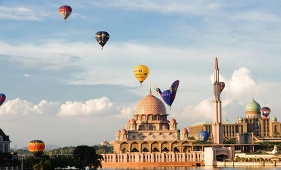 11. Bay trên khinh khí cầu ở Putrajaya: Lễ hội khinh khí cầu nóng quốc tế Putrajaya là lễ hội thường niên kéo dài 3 ngày vào tháng 3. Khinh khí cầu được bơm 2 lần/ngày vào lúc 7h và 18h. Ảnh: Blogspot. 11. Bay trên khinh khí cầu ở Putrajaya: Lễ hội khinh khí cầu nóng quốc tế Putrajaya là lễ hội thường niên kéo dài 3 ngày vào tháng 3. Khinh khí cầu được bơm 2 lần/ngày vào lúc 7h và 18h. Ảnh: Blogspot.