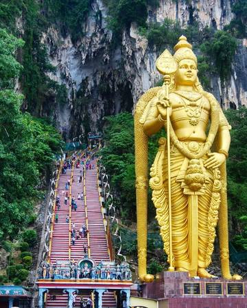 12. Hang Batu, Selangor: Đây là một địa danh quen thuộc ở Malaysia. Cách dễ nhất để đến hang Batu là đi tàu KTM Commuter từ KL Sental, mất chưa đến 20 phút. Du khách không nên tự lái xe vì rất hay tắc đường. 12. Hang Batu, Selangor: Đây là một địa danh quen thuộc ở Malaysia. Cách dễ nhất để đến hang Batu là đi tàu KTM Commuter từ KL Sental, mất chưa đến 20 phút. Du khách không nên tự lái xe vì rất hay tắc đường.