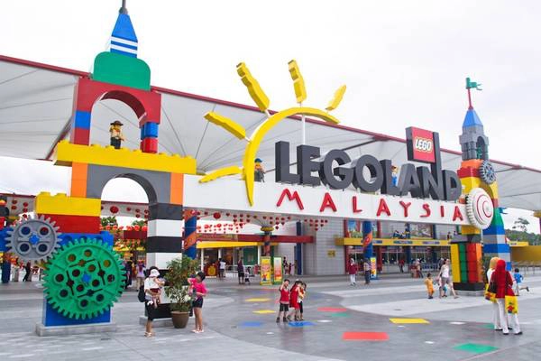 13. Đưa trẻ tới Legoland ở Johoh: Nằm ở Iskandar Puteri, Johor, đây là khu nghỉ dưỡng Legoland đầu tiên ở châu Á từ năm 2012. Ở đây có 2 khu chính là công viên giải trí và công viên nước. Du khách có thể tiết kiệm tiền bằng cách mua vé combo qua mạng. Ảnh: Malaysiaonline. 13. Đưa trẻ tới Legoland ở Johoh: Nằm ở Iskandar Puteri, Johor, đây là khu nghỉ dưỡng Legoland đầu tiên ở châu Á từ năm 2012. Ở đây có 2 khu chính là công viên giải trí và công viên nước. Du khách có thể tiết kiệm tiền bằng cách mua vé combo qua mạng. Ảnh: Malaysiaonline.