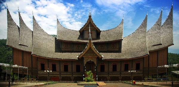 15. Chiêm ngưỡng kiến trúc Minangkabau ở Negeri Sembilan: Kiến trúc ở đây do người dân từ vùng núi tây Sumatra di cư đến và xây dựng. Từ năm 2009, Astana Besar Seri Menanti được xếp vào danh sách 10 kiến trúc lịch sử, di sản quốc gia Malaysia. Ảnh: Ronistour. 15. Chiêm ngưỡng kiến trúc Minangkabau ở Negeri Sembilan: Kiến trúc ở đây do người dân từ vùng núi tây Sumatra di cư đến và xây dựng. Từ năm 2009, Astana Besar Seri Menanti được xếp vào danh sách 10 kiến trúc lịch sử, di sản quốc gia Malaysia. Ảnh: Ronistour.
