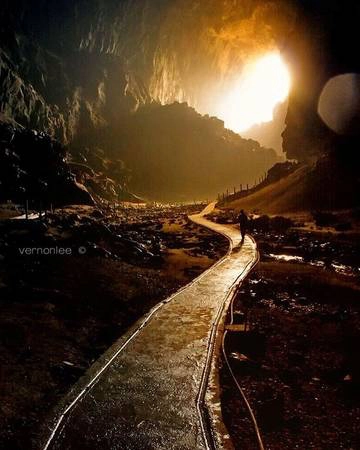 2. Hang Mulu ở Sarawak: Hang nằm tại công viên quốc gia Gunung, là một trong những hang lớn nhất thế giới được UNESCO công nhận là Di sản thế giới. Tour đến Mulu qua đường mòn The Headhunter cần thông qua một công ty du lịch được cấp phép. 2. Hang Mulu ở Sarawak: Hang nằm tại công viên quốc gia Gunung, là một trong những hang lớn nhất thế giới được UNESCO công nhận là Di sản thế giới. Tour đến Mulu qua đường mòn The Headhunter cần thông qua một công ty du lịch được cấp phép.