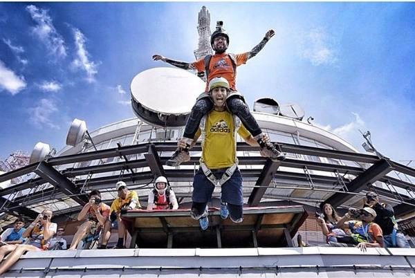 3. Nhảy dù mạo hiểm BASE jumping ở tháp Kuala Lumpur: Một sự kiện dành cho bộ môn thể thao nhảy dù mạo hiểm kéo dài 4 ngày có tên KL Tower International Jump Malaysia được tổ chức thường niên vào tháng 9 hoặc tháng 10. Hàng trăm vận động viên nhảy dù từ 20 quốc gia đổ đến đây để tranh tài. 3. Nhảy dù mạo hiểm BASE jumping ở tháp Kuala Lumpur: Một sự kiện dành cho bộ môn thể thao nhảy dù mạo hiểm kéo dài 4 ngày có tên KL Tower International Jump Malaysia được tổ chức thường niên vào tháng 9 hoặc tháng 10. Hàng trăm vận động viên nhảy dù từ 20 quốc gia đổ đến đây để tranh tài.