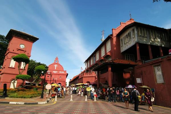 5. Khám phá địa danh lịch sử Malacca: Nơi đây từng là thuộc địa của các cường quốc phương Tây như Bồ Đào Nha, Hà Lan và Anh. Các địa danh nổi tiếng có thể kể đến như Red/Dutch Square, St. Paul’s Hill, và A’Famosa Fort. Một số tòa nhà di tích có ảnh hưởng của văn hóa Peranakan, sự giao thoa của văn hóa Trung Quốc và Malaysia. Ảnh: Hype. 5. Khám phá địa danh lịch sử Malacca: Nơi đây từng là thuộc địa của các cường quốc phương Tây như Bồ Đào Nha, Hà Lan và Anh. Các địa danh nổi tiếng có thể kể đến như Red/Dutch Square, St. Paul’s Hill, và A’Famosa Fort. Một số tòa nhà di tích có ảnh hưởng của văn hóa Peranakan, sự giao thoa của văn hóa Trung Quốc và Malaysia. Ảnh: Hype.