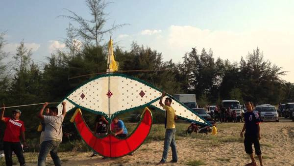 6.Thả diều ở Kelantan: Wau Puyuh là con diều khổng lồ ở bang Kelantan. Vào cuối tháng 5, đầu tháng 6, du khách đến Kelantan sẽ choáng ngợp bởi những con diều sặc sỡ trên bầu trời. Lễ hội diều quốc tế Kelantan được tổ chức hàng năm, kéo dài 5 ngày tại bãi biển Gating, Tumpat. Ảnh: Youtube. 6.Thả diều ở Kelantan: Wau Puyuh là con diều khổng lồ ở bang Kelantan. Vào cuối tháng 5, đầu tháng 6, du khách đến Kelantan sẽ choáng ngợp bởi những con diều sặc sỡ trên bầu trời. Lễ hội diều quốc tế Kelantan được tổ chức hàng năm, kéo dài 5 ngày tại bãi biển Gating, Tumpat. Ảnh: Youtube.