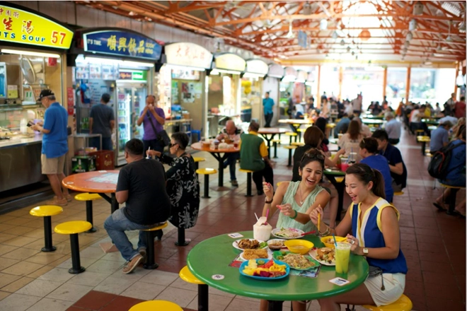  Maxwell Food Centre là một trong những khu ăn uống nổi tiếng của Singapore.