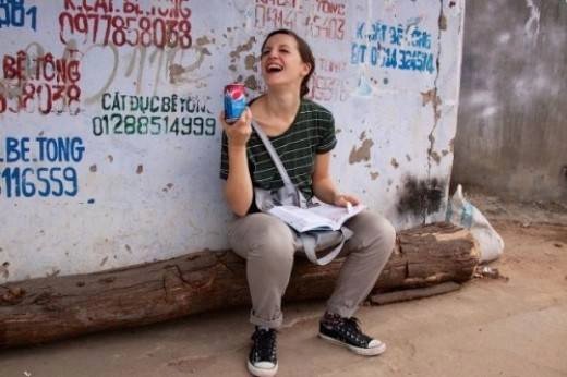 Đến Việt Nam, Jacqueline phải học cách quen với lũ côn trùng luôn hiện hữu xung quanh cô. nhungtrainghiemlalamcuadukhachMytoiVietNam-ivivu-1
