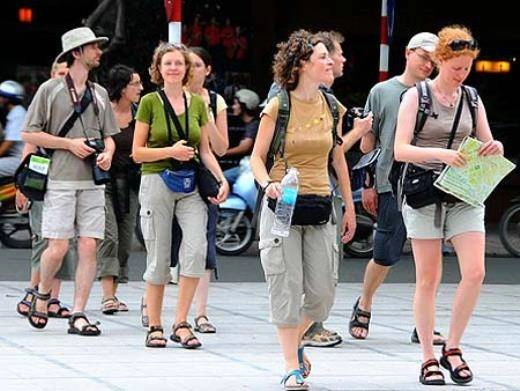 Đến Việt Nam, nhiều du khách phải học cách thích nghi với môi trường và văn hóa bản địa bằng việc tạm thời quên những thói quen vốn có ở quê nhà. Ảnh: VOV. nhungtrainghiemlalamcuadukhachMytoiVietNam-ivivu-2