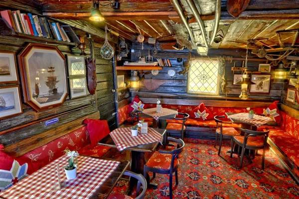 Nội thất cổ điển phía bên trong khách sạn nổi. Ảnh: hostelz.com