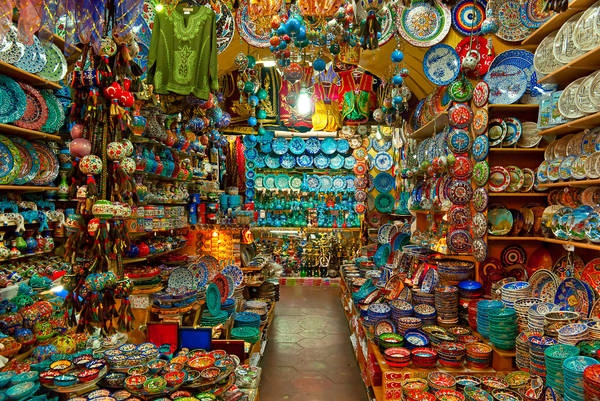 Các món đồ lưu niệm sặc sỡ được bày bán trong khu chợ. Ảnh: internationaltravellermag