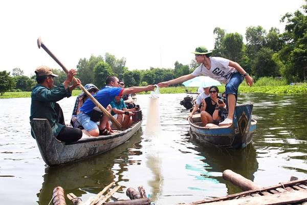 Giăng lưới bắt cá linh: Vào mùa nước nổi, lưu lượng nước và hải sản ở các hồ, rạch, kênh của miền Tây tăng đáng kể. Bạn chỉ cần giăng lưới, chờ qua đêm hay chờ vài tiếng là có thể kéo lên. Ảnh: An Huỳnh. Giăng lưới bắt cá linh: Vào mùa nước nổi, lưu lượng nước và hải sản ở các hồ, rạch, kênh của miền Tây tăng đáng kể. Bạn chỉ cần giăng lưới, chờ qua đêm hay chờ vài tiếng là có thể kéo lên. Ảnh: An Huỳnh.