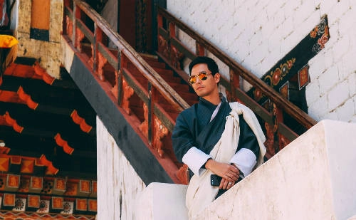 Người Bhutan không chỉ thờ Phật trong những ngôi chùa hay tu viện, mà niềm tin tôn giáo của họ còn được chuyển hóa tự nhiên trong đời sống thường nhật. Điều khiến anh ấn tượng ở Vương quốc Phật giáo cuối cùng trên thế giới là không có cướp giật hay các tệ nạn xã hội.