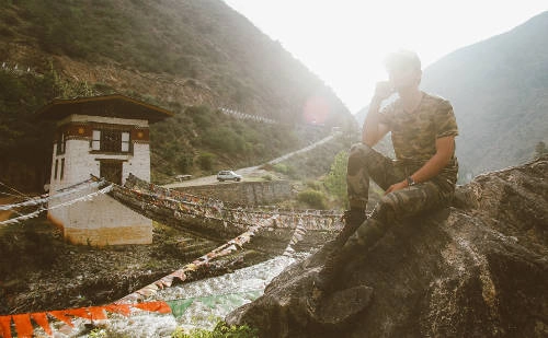 Giấc mơ Bhutan của Phan Anh cứ nối dài ra mãi khi anh tựa gốc những cây táo đang mùa hoa trắng, phơi mình dưới tán bồ đề hay lúc lẳng lặng thấy niềm vui trong tĩnh lặng của thiền viện...
