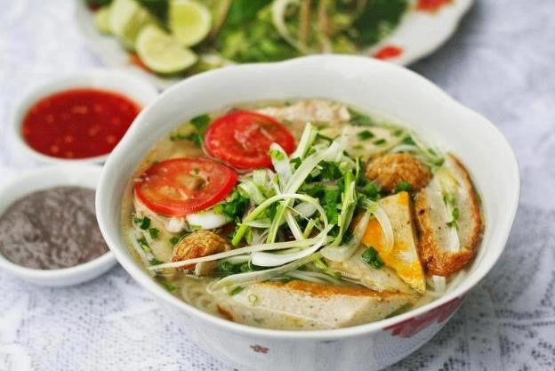 Đến Nha Trang, du khách không thể bỏ qua các món ăn đặc sản. Trong đó, Tháp Bà là một con đường nhỏ nằm ở trung tâm thành phố Nha Trang, nơi được nhiều bạn trẻ cho cái tên thiên đường ăn uống. Nhiều loại đồ ăn được quy tụ về đây như tôm hùm, cua, ghẹ… hay bánh xèo, bánh cuốn. Đến Nha Trang, du khách không thể bỏ qua các món ăn đặc sản. Trong đó, Tháp Bà là một con đường nhỏ nằm ở trung tâm thành phố Nha Trang, nơi được nhiều bạn trẻ cho cái tên thiên đường ăn uống. Nhiều loại đồ ăn được quy tụ về đây như tôm hùm, cua, ghẹ… hay bánh xèo, bánh cuốn.