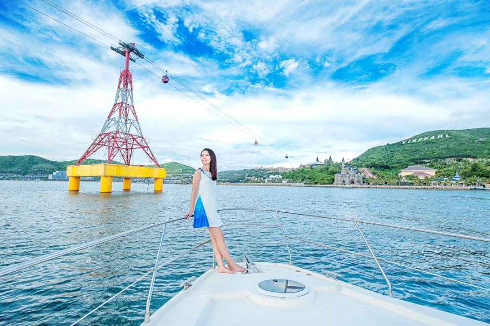 Cùng với động Phong Nha - Kẻ Bàng, Vịnh Hạ Long, Biển Mỹ Khê… cáp treo Vinpearl Land Nha Trang đã lọt vào top 30 điểm đến không nên bỏ tại Việt Nam do CNN bình chọn vào tháng 4 vừa qua. Đặc biệt, cáp treo này còn trở thành kỳ quan nhân tạo duy nhất trong danh sách này. Cùng với động Phong Nha - Kẻ Bàng, Vịnh Hạ Long, Biển Mỹ Khê… cáp treo Vinpearl Land Nha Trang đã lọt vào top 30 điểm đến không nên bỏ tại Việt Nam do CNN bình chọn vào tháng 4 vừa qua. Đặc biệt, cáp treo này còn trở thành kỳ quan nhân tạo duy nhất trong danh sách này.