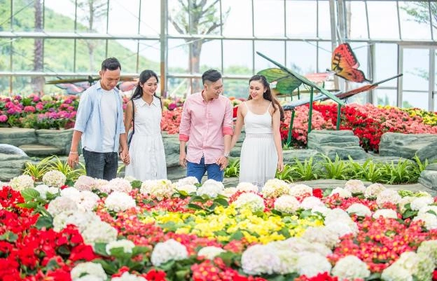 Các em nhỏ sẽ thích mê đại thuỷ cung, công viên nước, thế giới cổ tích tại quảng trường thần thoại hay những show trình diễn với những chú cá heo tinh nghịch. Ngược lại, bạn trẻ có thể thử thách lòng can đảm với loạt trò chơi cảm giác mạnh tại vùng đất phiêu lưu, công viên nước và vịnh phao nổi. Các em nhỏ sẽ thích mê đại thuỷ cung, công viên nước, thế giới cổ tích tại quảng trường thần thoại hay những show trình diễn với những chú cá heo tinh nghịch. Ngược lại, bạn trẻ có thể thử thách lòng can đảm với loạt trò chơi cảm giác mạnh tại vùng đất phiêu lưu, công viên nước và vịnh phao nổi.
