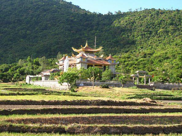 Leo lên ngọn núi cao nhất để ngắm toàn cảnh Cù Lao Chàm đẹp như mơ là một trải nghiệm ít ai biết được. Ảnh: itinerantlondoner/flickr.com Leo lên ngọn núi cao nhất để ngắm toàn cảnh Cù Lao Chàm đẹp như mơ là một trải nghiệm ít ai biết được. Ảnh: itinerantlondoner/flickr.com