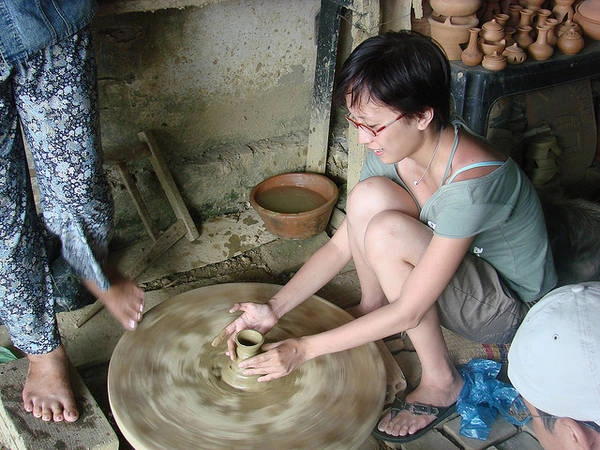 Du khách thích thú với trải nghiệm tập làm gốm tại làng gốm Thanh Hà. Ảnh: flickr.com Du khách thích thú với trải nghiệm tập làm gốm tại làng gốm Thanh Hà. Ảnh: flickr.com