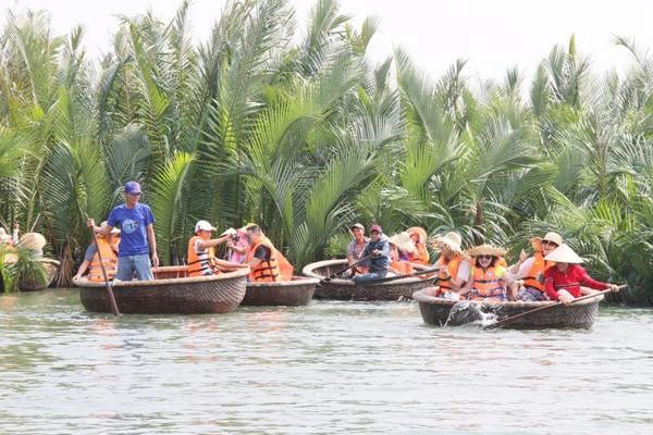Ngồi thuyền khám phá kênh rạch. Ảnh: seatoursdanang.com Ngồi thuyền khám phá kênh rạch. Ảnh: seatoursdanang.com