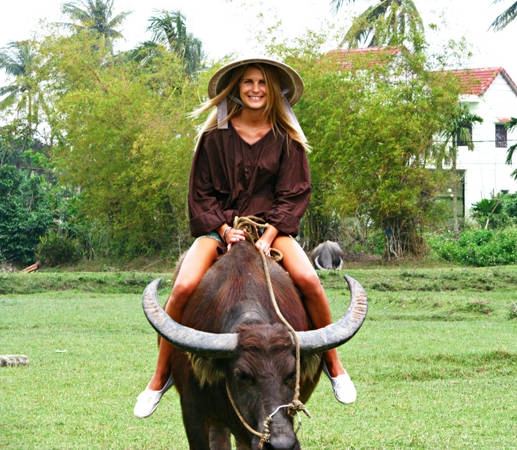 Du khách cưỡi trâu tham quan làng. Ảnh: caitlyndebeer.wordpress.com Du khách cưỡi trâu tham quan làng. Ảnh: caitlyndebeer.wordpress.com