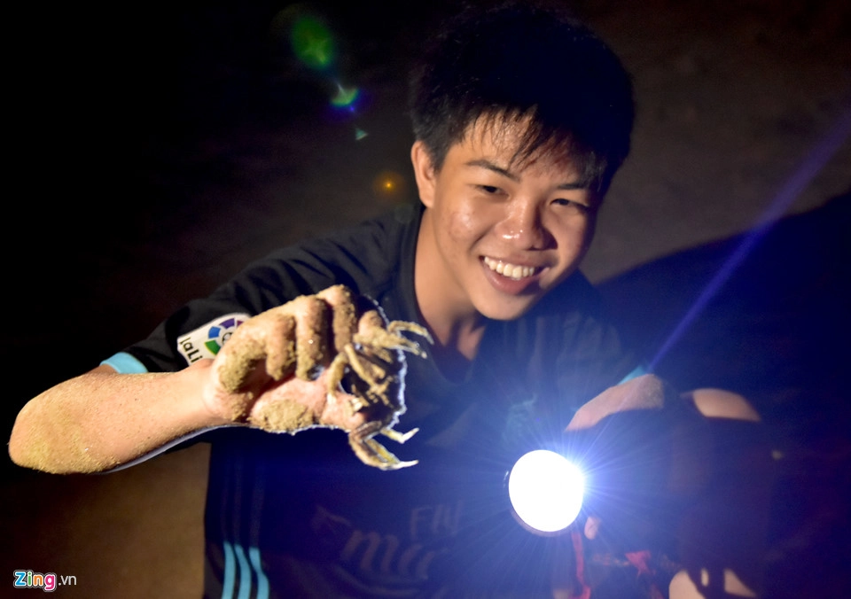 Hay cùng những cậu bé làng chài dùng đèn pin đi "săn" ghẹ trải nghiệm trò chơi trốn tìm trên bãi biển Ninh Chữ.