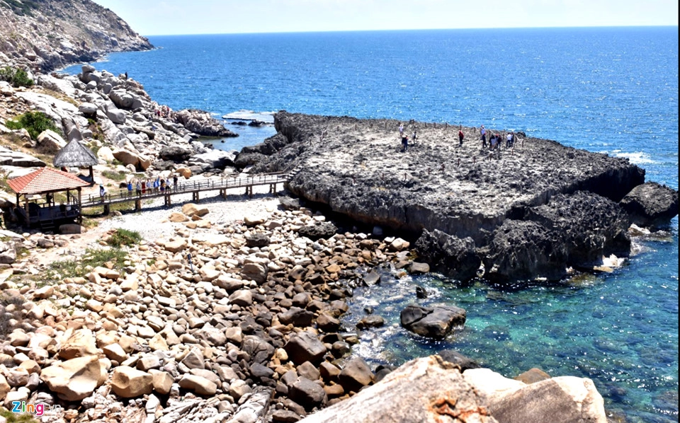 Hang Rái nằm ở phía Nam Vịnh Vĩnh Hy, cách TP Phan Rang – Ninh Thuận khoảng chừng 35km. Nơi đây chính là "ngôi nhà" của loài rái cá, do vậy mà Hang Rái cũng bắt nguồn từ đó.