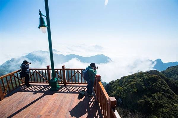 Fansipan cũng là điểm đến hàng đầu của những “thợ săn mây”. Điều thú vị khi săn mây với cáp treo Fansipan là chỉ trong 15 phút, nhiếp ảnh gia có thể bắt gặp mây với nhiều hình thái khác nhau. Khi đang ở thung lũng, dòng sông mây như những dải lụa bảng lảng vờn theo sườn núi. Lên cao chút nữa, cabin cáp treo sẽ đưa du khách chui qua những đám mây. Khoảnh khắc được bao quanh bởi những hạt tinh thể trắng sẽ khiến du khách cảm thấy lòng mình thật nhẹ. Fansipan cũng là điểm đến hàng đầu của những “thợ săn mây”. Điều thú vị khi săn mây với cáp treo Fansipan là chỉ trong 15 phút, nhiếp ảnh gia có thể bắt gặp mây với nhiều hình thái khác nhau. Khi đang ở thung lũng, dòng sông mây như những dải lụa bảng lảng vờn theo sườn núi. Lên cao chút nữa, cabin cáp treo sẽ đưa du khách chui qua những đám mây. Khoảnh khắc được bao quanh bởi những hạt tinh thể trắng sẽ khiến du khách cảm thấy lòng mình thật nhẹ.