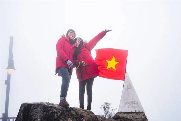 Bỏ lại thời tiết nắng nóng như đổ lửa của các khu đô thị, lên núi tránh nóng đang trở thành xu hướng trong mùa hè này. Áo ấm là một trong những hành trang phải có cho mọi du khách nếu muốn lên đỉnh Fansipan. Thay vì những bộ đồ mùa hè, du khách sẽ khoác lên mình chiếc áo ấm, tới nơi gió luồn qua tóc, khí lạnh run nơi đầu mũi. Bỏ lại thời tiết nắng nóng như đổ lửa của các khu đô thị, lên núi tránh nóng đang trở thành xu hướng trong mùa hè này. Áo ấm là một trong những hành trang phải có cho mọi du khách nếu muốn lên đỉnh Fansipan. Thay vì những bộ đồ mùa hè, du khách sẽ khoác lên mình chiếc áo ấm, tới nơi gió luồn qua tóc, khí lạnh run nơi đầu mũi.