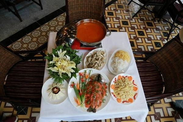 Tây Bắc nổi tiếng với nhiều đặc sản như: lẩu cá hồi, cá tầm sống trong môi trường nước lạnh, gà bản, lợn bản, cơm lam... Sau hành trình 600 bậc thang lên đỉnh trời, dừng chân tại một trong các chuỗi nhà hàng Hải Cảng sang trọng nơi đây, thưởng thức nồi lẩu cá hồi Sa Pa tươi ngon cùng chút rượu táo mèo trên đỉnh núi Fansipan huyền thoại sẽ là trải nghiệm không thể bỏ qua cho những ai say mê ẩm thực. Tây Bắc nổi tiếng với nhiều đặc sản như: lẩu cá hồi, cá tầm sống trong môi trường nước lạnh, gà bản, lợn bản, cơm lam... Sau hành trình 600 bậc thang lên đỉnh trời, dừng chân tại một trong các chuỗi nhà hàng Hải Cảng sang trọng nơi đây, thưởng thức nồi lẩu cá hồi Sa Pa tươi ngon cùng chút rượu táo mèo trên đỉnh núi Fansipan huyền thoại sẽ là trải nghiệm không thể bỏ qua cho những ai say mê ẩm thực.
