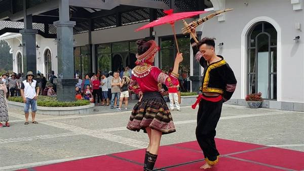 Đặc biệt hơn, vào ngày cuối tuần, chương trình nghệ thuật với những điệu múa truyền thống của các dân tộc miền núi Tây Bắc sẽ giúp du khách hòa mình vào không gian văn hóa đậm đà bản sắc nơi đây. Thời điểm này, Công ty TNHH Dịch vụ Du lịch Cáp treo Fansipan đang giảm giá vé cho du khách là người Tây Bắc, cụ thể: 400.000/người lớn và 250.000/trẻ em cao 1-1,3 m. Trẻ em dưới 1 m được miễn phí vé. Đặc biệt hơn, vào ngày cuối tuần, chương trình nghệ thuật với những điệu múa truyền thống của các dân tộc miền núi Tây Bắc sẽ giúp du khách hòa mình vào không gian văn hóa đậm đà bản sắc nơi đây. Thời điểm này, Công ty TNHH Dịch vụ Du lịch Cáp treo Fansipan đang giảm giá vé cho du khách là người Tây Bắc, cụ thể: 400.000/người lớn và 250.000/trẻ em cao 1-1,3 m. Trẻ em dưới 1 m được miễn phí vé.