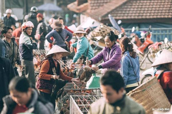 Chợ phiên Bắc Hà không đơn thuần chỉ là nơi mua và bán, mà còn tập trung những tinh túy, nét đặc sắc văn hóa của người dân tộc sống ở đây. Ngoài đồng bào dân tộc, chợ phiên còn thu hút rất đông khách du lịch đến tham quan, mua sắm.