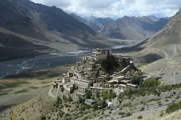 Key Gompa là tu viện Phật giáo Tây Tạng 1000 năm tuổi nằm trên đỉnh ngọn đồi ở độ cao 4.166 m trong thung lung Spiti. Key Gompa có một bề dày lịch sử đầy thăng trầm khi không ít lần bị tàn phá bởi quân đội Mông Cổ, hỏa hoạn và động đất. Chính vì thế, sau nhiều lần tôn tạo, công trình kiến trúc ngày nay trông giống như một pháo đài phòng thủ hơn là tu viện.
