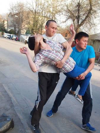 <strong>Bắt cóc: </strong>Ở Kyrgyzstan và Turkmenistan, cách truyền thống để một chàng trai bày tỏ mong muốn cô gái mình thích trở thành bạn đời khá lạ lùng. Với sự giúp đỡ của bạn bè và gia đình, chàng trai sẽ bắt cóc “cô gái trong mơ” dù họ có đồng ý hay không, và đưa về nhà mình. Tại đây, các thành viên nữ trong gia đình chàng trai sẽ thuyết phục cô cưới anh. Gia đình cô gái có thể can thiệp, bảo cô gái ở lại hoặc giúp cô trốn thoát. Tuy truyền thống đó đã bị cấm từ năm 1991 nhưng 1/3 số cuộc hôn nhân ở Kyrgyzstan vẫn bắt đầu như thế này. Ảnh: The Richest. <strong>Bắt cóc: </strong>Ở Kyrgyzstan và Turkmenistan, cách truyền thống để một chàng trai bày tỏ mong muốn cô gái mình thích trở thành bạn đời khá lạ lùng. Với sự giúp đỡ của bạn bè và gia đình, chàng trai sẽ bắt cóc “cô gái trong mơ” dù họ có đồng ý hay không, và đưa về nhà mình. Tại đây, các thành viên nữ trong gia đình chàng trai sẽ thuyết phục cô cưới anh. Gia đình cô gái có thể can thiệp, bảo cô gái ở lại hoặc giúp cô trốn thoát. Tuy truyền thống đó đã bị cấm từ năm 1991 nhưng 1/3 số cuộc hôn nhân ở Kyrgyzstan vẫn bắt đầu như thế này. Ảnh: The Richest.