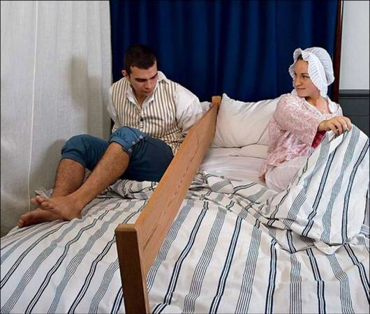 <strong>Ngủ cùng giường: </strong>Người Amish có nhiều truyền thống lạ lùng, nhưng bạn sẽ bất ngờ khi biết các chàng trai được phép tới nhà và ngủ cùng giường với cô gái mình yêu trước khi kết hôn (dù không được phép vượt quá giới hạn). Trong nhiều trường hợp, giữa giường sẽ có một tấm gỗ để tránh các cặp đôi chạm vào nhau. Họ sẽ nằm nói chuyện cả đêm để hiểu hơn về nhau, cũng như thể hiện ý chí chống lại các cám dỗ. Ảnh: The Richest. <strong>Ngủ cùng giường: </strong>Người Amish có nhiều truyền thống lạ lùng, nhưng bạn sẽ bất ngờ khi biết các chàng trai được phép tới nhà và ngủ cùng giường với cô gái mình yêu trước khi kết hôn (dù không được phép vượt quá giới hạn). Trong nhiều trường hợp, giữa giường sẽ có một tấm gỗ để tránh các cặp đôi chạm vào nhau. Họ sẽ nằm nói chuyện cả đêm để hiểu hơn về nhau, cũng như thể hiện ý chí chống lại các cám dỗ. Ảnh: The Richest.