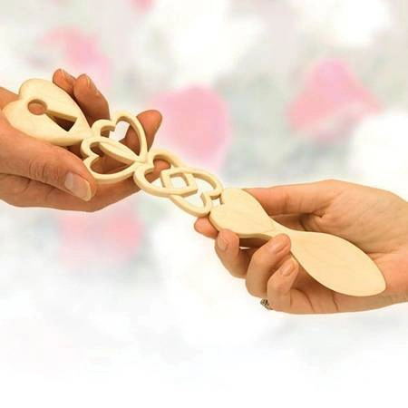 <strong>Khắc thìa: </strong>Trước đây, một chàng trai của xứ Wales sẽ tạc một chiếc thìa gỗ để thể hiện tình cảm với người mình muốn lấy làm vợ. Mỗi biểu tượng được khắc trên thìa có một ý nghĩa đặc biệt. Chìa khóa tượng trưng cho đường vào trái tim một người đàn ông, các bánh xe nghĩa là “anh sẽ làm việc vì em”, các hạt vòng tương ứng với số con chàng trai muốn có. Nếu cũng có tình cảm với chàng trai, cô gái sẽ đeo chiếc thìa trên cổ, nếu không thì cô sẽ trả lại ngay lúc nhận được. Ảnh: Woodcraft. <strong>Khắc thìa: </strong>Trước đây, một chàng trai của xứ Wales sẽ tạc một chiếc thìa gỗ để thể hiện tình cảm với người mình muốn lấy làm vợ. Mỗi biểu tượng được khắc trên thìa có một ý nghĩa đặc biệt. Chìa khóa tượng trưng cho đường vào trái tim một người đàn ông, các bánh xe nghĩa là “anh sẽ làm việc vì em”, các hạt vòng tương ứng với số con chàng trai muốn có. Nếu cũng có tình cảm với chàng trai, cô gái sẽ đeo chiếc thìa trên cổ, nếu không thì cô sẽ trả lại ngay lúc nhận được. Ảnh: Woodcraft.