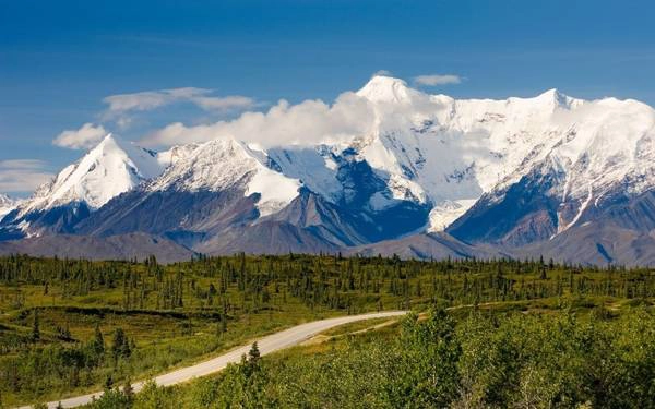 Anchorage tới Valdez, Alaska: Tuyến đường cho du khách cơ hội ngắm nhìn các sông băng tiền sử, những dãy núi với đỉnh cao hơn 4.000 m, trong đó nhiều đỉnh vẫn chưa được đặt tên. Dọc tuyến đường dài 480 km này, du khách sẽ được đi qua đèo Thompson, các thác nước ở hẻm núi Keystone, tới eo biển Prince William. Ảnh: Travelandleisure. Anchorage tới Valdez, Alaska: Tuyến đường cho du khách cơ hội ngắm nhìn các sông băng tiền sử, những dãy núi với đỉnh cao hơn 4.000 m, trong đó nhiều đỉnh vẫn chưa được đặt tên. Dọc tuyến đường dài 480 km này, du khách sẽ được đi qua đèo Thompson, các thác nước ở hẻm núi Keystone, tới eo biển Prince William. Ảnh: Travelandleisure.