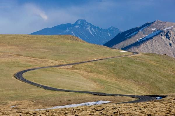 Đường Trail Ridge, Colorado: Đây là tuyến đường rải nhựa cao nhất nước Mỹ, đạt độ cao 3.700 m khi đi qua công viên quốc gia Rocky Mountain. Du khách sẽ có cơ hội ngắm nhìn các loài hươu nai, cừu sừng to, cùng khung cảnh hùng vĩ của lãnh nguyên hoang dã này. Ảnh: Edfuhr.