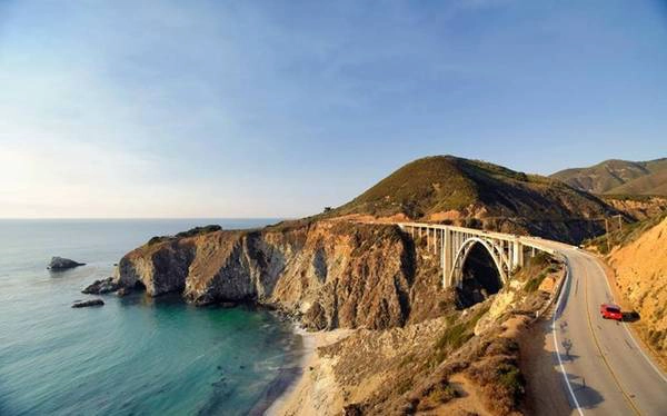 <strong>Đường cao tốc Pacific Coast (California, Mỹ): </strong>Tuyến đường từ Los Angeles tới Vancouver qua San Francisco sẽ đưa bạn qua những cánh rừng xanh tươi của miền Bắc California, với nhiều điểm dừng chân thú vị dọc bờ biển hoang dã của Oregon, Washington, Seattle và Vancouver. Ảnh: Telegraph.