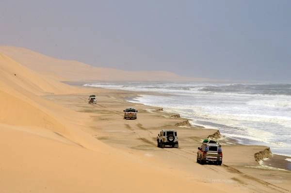 <strong>Đường Skeleton Coast (Namibia): </strong>Đường đẹp, xe thưa khiến xa lộ dọc bờ biển Skeleton nổi tiếng của Namibia là nơi hoàn hảo cho những chuyến đi đường dài. Bạn sẽ đi qua Windhoek, Etosha, thung lũng Marienfluss, Damaraland. Ảnh: Travelnewsnamibia.