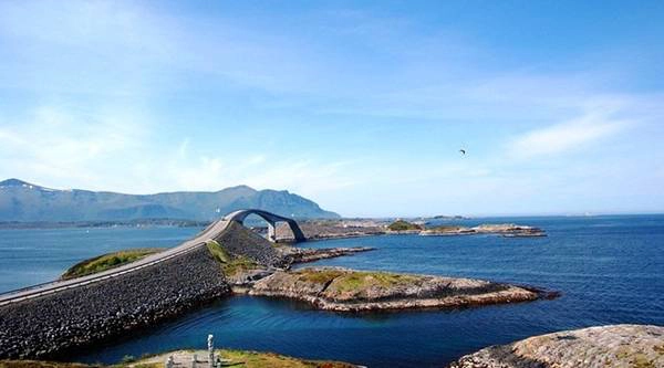 <strong>Đường Atlantic (Na Uy): </strong> Tuyến đường đi qua vùng biển Hustadvika thường xuyên có bão tố, nhưng vào ngày đẹp trời, bạn sẽ được chiêm ngưỡng cảnh đẹp hiếm thấy. Các cây cầu tuyệt đẹp cũng là điểm tham quan thu hút nhiều du khách. Ảnh: Economic.