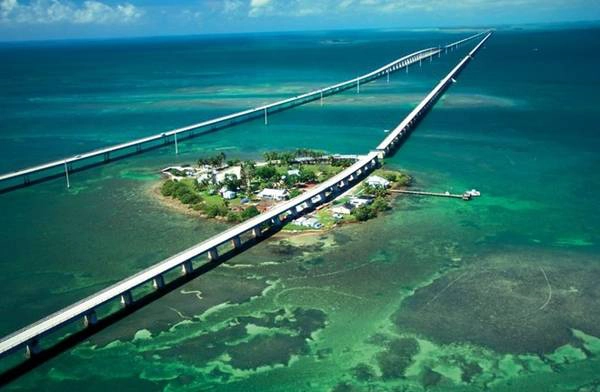 <strong>Đường từ Miami tới Key West (Florida, Mỹ): </strong>Sự kết hợp hoàn hảo giữa thời tiết đẹp, đường phẳng phiu và cảnh biển lộng lẫy đem lại cho du khách một chuyến đi khó quên. Tuy có thể đi về trong ngày nhưng tốt hơn bạn nên đi từ từ và nghỉ đêm tại Key West. Ảnh: Topvisitplaces.